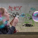 Seifenblasen im Radtunnel