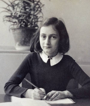 Anne Frank am Schreibtisch. Foto: Anne Frank Haus / Anne Frank Fonds